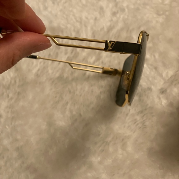 Louis Vuitton Unisex Sunglass - Picture 3 of 10